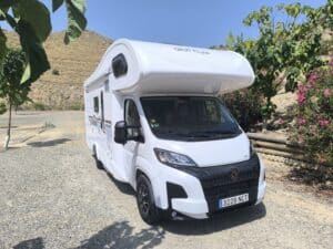 Autocaravana capuchina exterior, hasta 6 plazas, disponible para alquiler en Vitoria